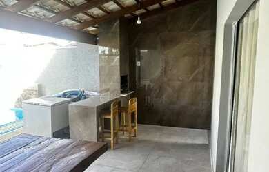 Imagem: A casa possui 2 Dormitórios, 1 Banheiro, 2 Vagas na garagem