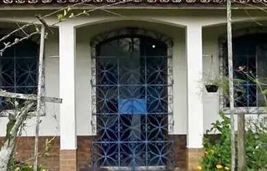 Imagem: A casa possui 3 Dormitórios, 2 Banheiros, 2 Vagas na garagem