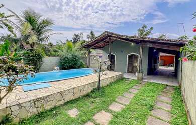 Imagem: A casa possui 3 Dormitórios, 2 Banheiros, 4 Vagas na garagem