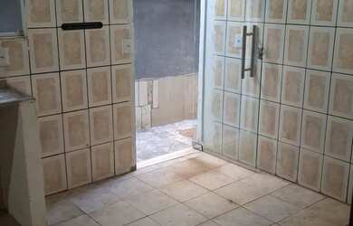 Imagem: A casa possui 3 Dormitórios, 1 Banheiro e 2 Vagas na garagem