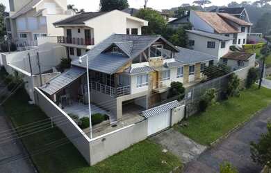 Imagem: A casa possui 4 Dormitórios, 4 Banheiros, 3 Vagas na garagem