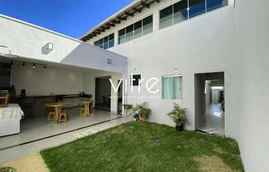 Imagem: A casa possui 5 Dormitórios, 4 Banheiros, 2 Vagas na garagem