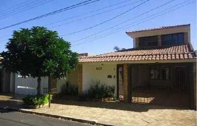 Imagem: A casa possui 4 Dormitórios, 4 Banheiros, 4 Vagas na garagem