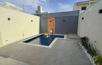 Imagem: A casa possui 3 Dormitórios, 2 Banheiros, 3 Vagas na garagem