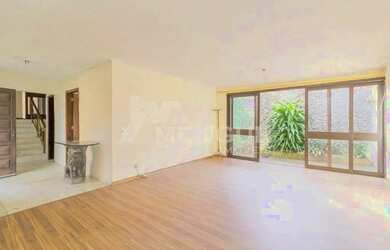 Imagem: A casa possui 3 Dormitórios, 2 Banheiros, 4 Vagas na garagem