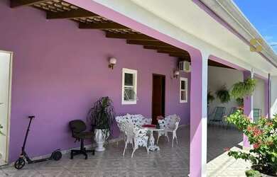 Imagem: A casa possui 4 Dormitórios, 2 Banheiros, 80m² de Área e