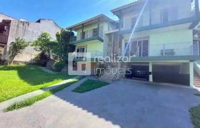 Imagem: A casa possui 4 Dormitórios, 5 Banheiros, 4 Vagas na garagem