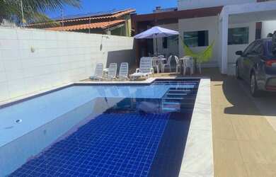 Imagem: A casa possui 4 Dormitórios, Acomodam 14 pessoas, 3 Vagas na