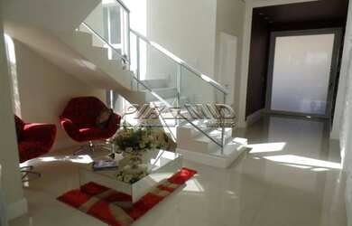 Imagem: A casa em condomínio possui 5 Dormitórios, 5 Banheiros, 5