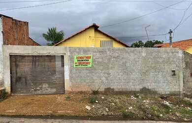 Imagem: A casa possui 2 Dormitórios, 1 Banheiro, 1 Vaga na garagem