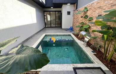 Imagem: A casa possui 3 Dormitórios, 2 Banheiros, 4 Vagas na garagem