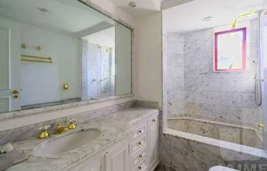 Imagem 16: Apartamento de 240 m² com luz natural, planta generosa e privacidade...