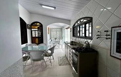 Imagem: A casa possui 3 Dormitórios, 3 Banheiros, 1 Vaga na garagem