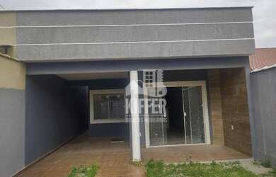 Imagem: A casa possui 3 Dormitórios, 2 Banheiros, 2 Vagas na garagem