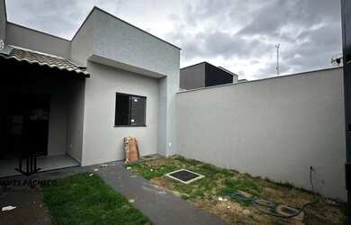 Imagem: A casa possui 2 Dormitórios, 2 Banheiros, 2 Vagas na garagem