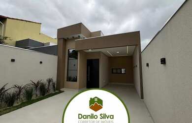 Imagem: A casa possui 3 Dormitórios, 2 Banheiros, 2 Vagas na garagem