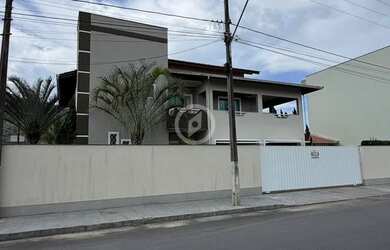 Imagem: A casa possui 4 Dormitórios, 2 Banheiros, 3 Vagas na garagem