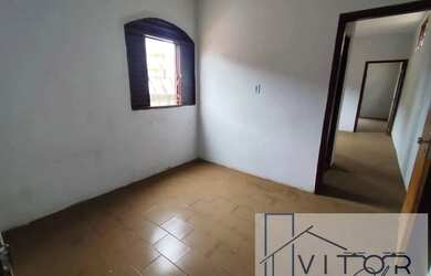 Imagem: A casa possui 3 Dormitórios, 2 Banheiros, 1 Vaga na garagem