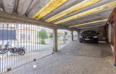 Imagem: A casa possui 2 Dormitórios, 2 Banheiros, 3 Vagas na garagem