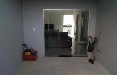 Imagem: A casa possui 2 Dormitórios, 1 Banheiro, 1 Vaga na garagem