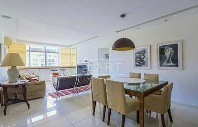 Imagem: O apartamento possui 4 Dormitórios, 2 Banheiros, 2 Vagas na