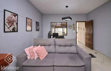 Imagem: A casa possui 3 Dormitórios, 2 Banheiros, 3 Vagas na garagem