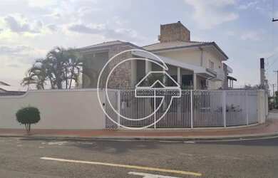 Imagem: A casa possui 4 Dormitórios, 2 Banheiros, 2 Vagas na garagem