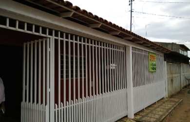 Imagem: A casa possui 2 Dormitórios e 2 Banheiros e está localizado