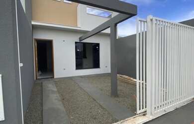 Imagem: A casa possui 3 Dormitórios, 2 Banheiros, 1 Vaga na garagem