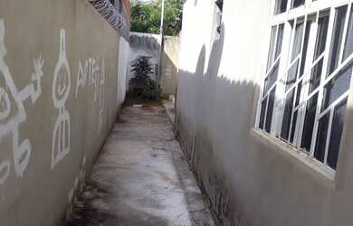 Imagem: A casa possui 2 Dormitórios, 1 Banheiro, 2 Vagas na garagem