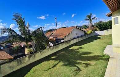 Imagem: A casa possui 3 Dormitórios, 3 Banheiros, 4 Vagas na garagem