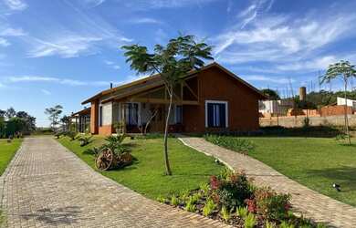 Imagem: A casa em condomínio possui 3 Dormitórios, 3 Banheiros, 4