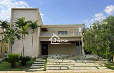 Imagem: A casa em condomínio possui 5 Dormitórios, 5 Banheiros, 550m²