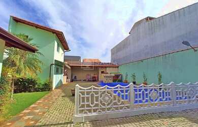 Imagem: A casa possui 3 Dormitórios, 3 Banheiros, 3 Vagas na garagem