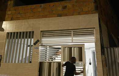 Imagem: A casa possui 2 Dormitórios, 2 Banheiros, 2 Vagas na garagem