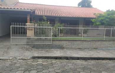 Imagem: A casa possui 4 Dormitórios, 2 Banheiros, 2 Vagas na garagem