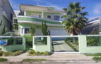 Imagem: A casa possui 3 Dormitórios, 3 Banheiros, 2 Vagas na garagem