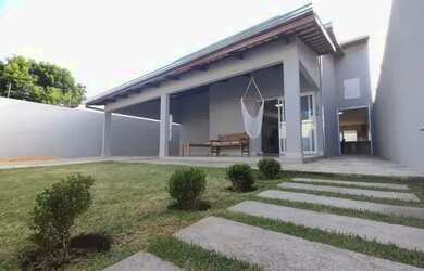 Imagem: A casa possui 2 Dormitórios, 1 Banheiro, 2 Vagas na garagem