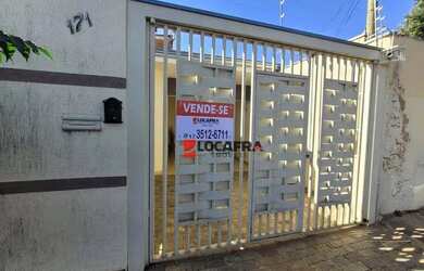 Imagem: A casa possui 3 Dormitórios, 2 Banheiros, 2 Vagas na garagem