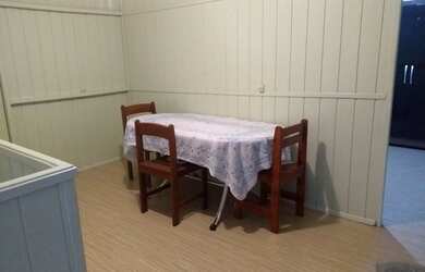 Imagem: A casa possui 2 Dormitórios, 1 Banheiro, 2 Vagas na garagem