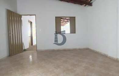 Imagem: A casa possui 3 Dormitórios, 1 Banheiro, 3 Vagas na garagem