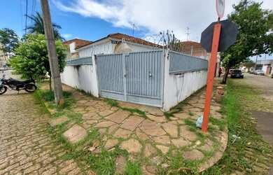 Imagem: A casa possui 2 Dormitórios, 1 Banheiro, 1 Vaga na garagem