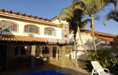 Imagem: A casa possui 3 Dormitórios, 3 Banheiros, 4 Vagas na garagem