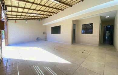 Imagem: A casa possui 3 Dormitórios, 2 Banheiros, 2 Vagas na garagem