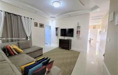 Imagem: A casa possui 4 Dormitórios, 3 Banheiros, 2 Vagas na garagem