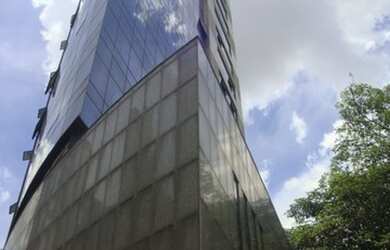 Imagem: O depósito possui 2 Vagas na garagem e 165m² de Área e está