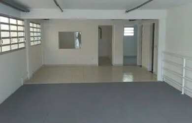 Imagem: O depósito possui 4 Vagas na garagem, 540m² de Área e está