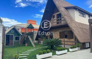 Imagem: A casa possui 3 Dormitórios, 3 Banheiros, 4 Vagas na garagem