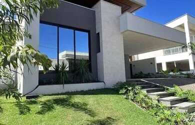 Imagem: A casa em condomínio possui 4 Dormitórios, 5 Banheiros, 4