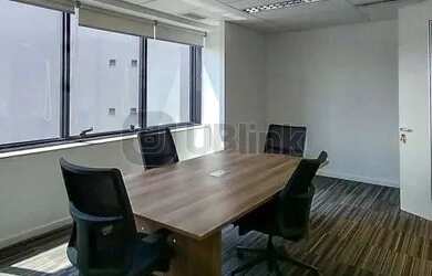 Imagem: O depósito possui 3 Vagas na garagem, 137m² de Área e está